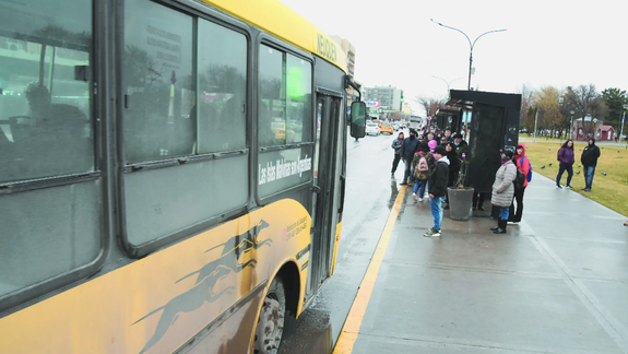 Acordaron que hoy vuelven los colectivos de Autobuses a la calle