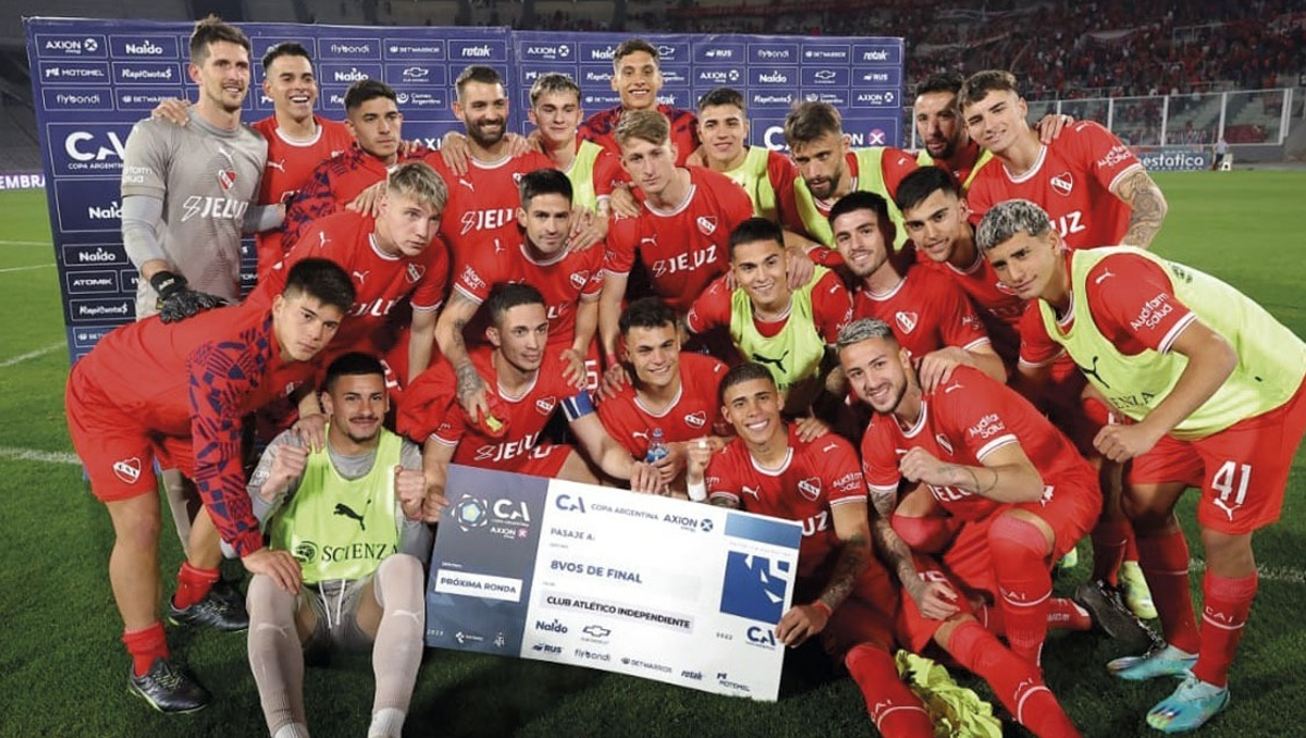 Independiente y el cheque por haber clasificado a octavos de final.