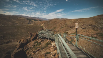 Se trata de un balcón natural suspendido a casi mil metros de altura en la Patagonia. Se trata de un balcón natural suspendido a casi mil metros de altura en la Patagonia.