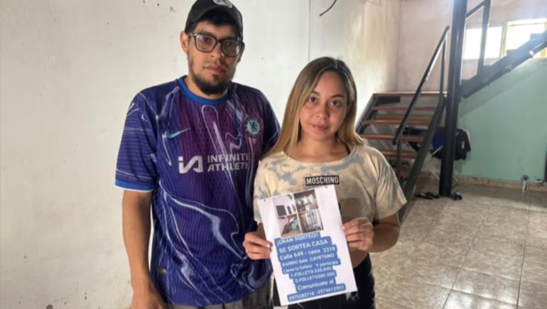 Saúl Molina y su compañera en la casa que rifarán: llevan tres meses sin trabajo y cuentan que ya vendieron muchas de sus cosas.&nbsp;