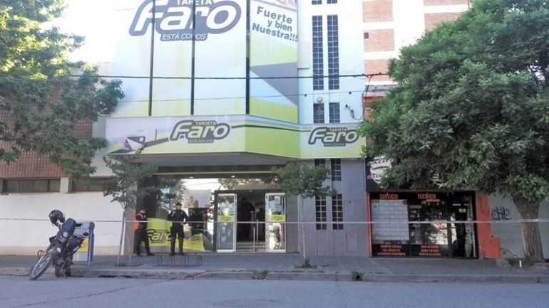 Un adolescente se arrojó al vacío en pleno centro de Roca