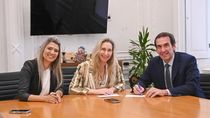 Junto a Karina Milei, Cervi y Márquez firmaron la adhesiòn al partido libertario. Junto a Karina Milei, Cervi y Márquez firmaron la adhesiòn al partido libertario.