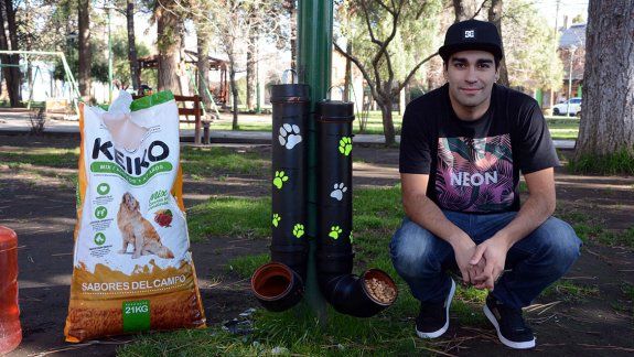 Joven instaló comederos para los perros de la calle