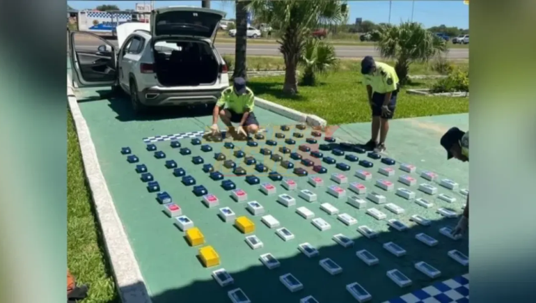 Los celulares que traslaban de contrabando estaban ocultos en diversos compartimientos.