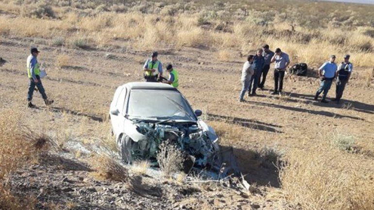 Ruta 22: se encandiló, chocó, volcó y se le prendió fuego el auto