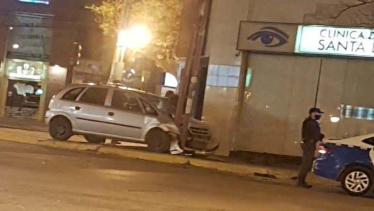 Manejaba borracho, se subió a la vereda y chocó un semáforo