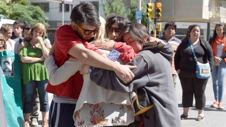 Los hermanos de la niña y la mamá