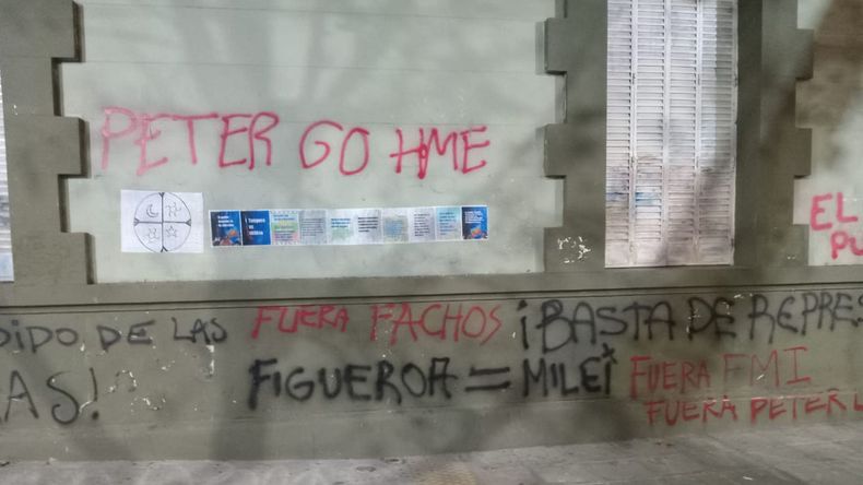 La protesta mapuche vandalizó el patrimonio histórico de los neuquinos