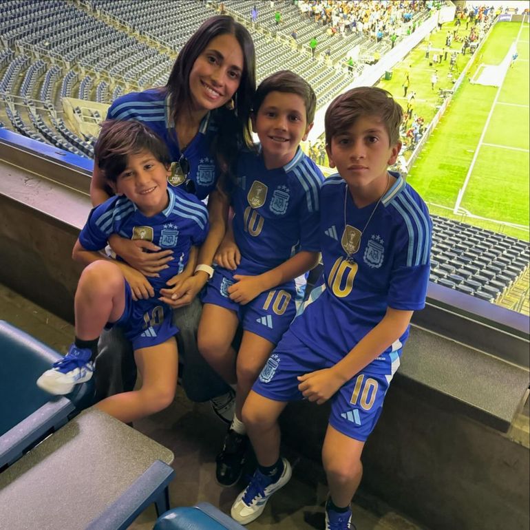 Antonela Roccuzzo y sus hijos durante el último partido de la Selección Argentina. Antonela Roccuzzo y sus hijos durante el último partido de la Selección Argentina. 