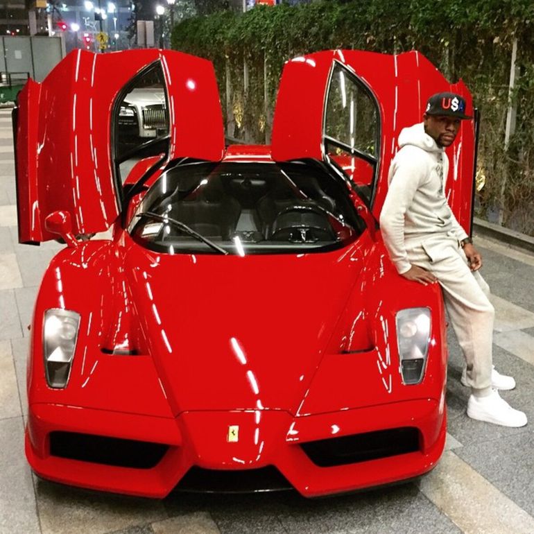 Floyd Mayweather y una Ferrari Enzo que compró en 2015. Floyd Mayweather y una Ferrari Enzo que compró en 2015.