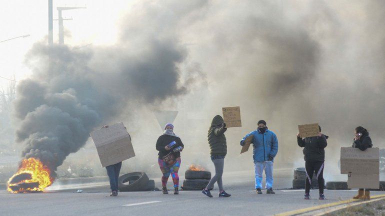 Padres de la escuela 366 dejaron la Autovía y ahora tomaron el colegio