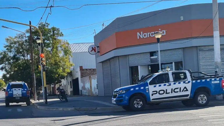 Los presuntos ladrones de Tarjeta Naranja, en Cutral Co, ahora robaron un auto a punta de pistola en plena vía pública.