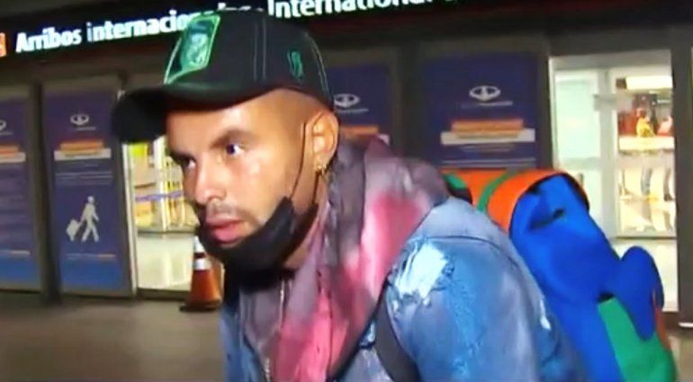 El colombiano de Boca llegó a Ezeiza con el barbijo mal puesto.