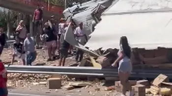 mendoza: volco un camion cargado con papas fritas y los vecinos lo saquearon mendoza: volco un camion cargado con papas fritas y los vecinos lo saquearon