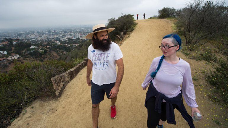 Chuck McCarthy cobra 30 dólares la hora para acompañar y dar charla.