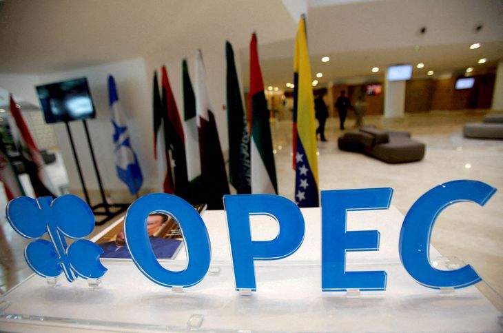 FOTO DE ARCHIVO: El logotipo de la OPEP antes de una reunión informal de sus miembros en Argel, Argelia, el 28 de septiembre de 2016. REUTERS/Ramzi Boudina