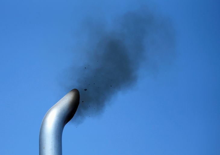 Imagen de archivo de una prueba de contaminación en el escape del motor de un camión cerca de la frontera de México y Estados Unidos en Otay Mesa