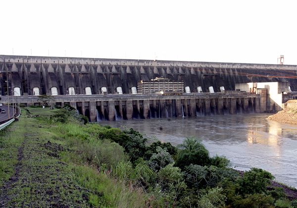Tironeos por el excedente de la represa Itaipú