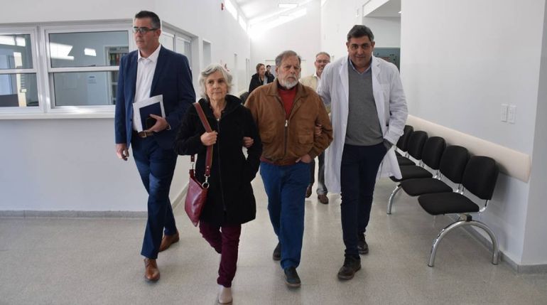 Sauel de Souza junto a Mabel Raviola (directora del Hospital de Cipolletti)