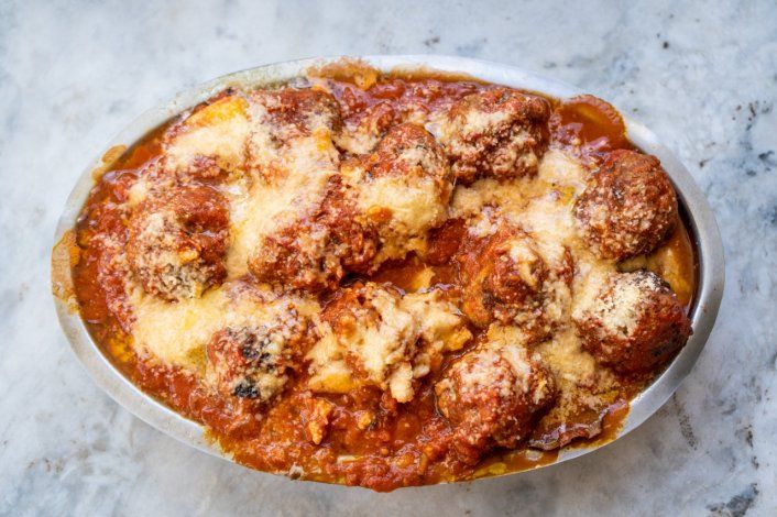 Barata, rica y rendidora: combatí el frío con una buena polenta con albóndigas