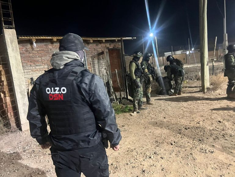 La balacera es investigada por el fiscal Andrés Azar de la Fiscalía de Delitos contra las Personas . La balacera es investigada por el fiscal Andrés Azar de la Fiscalía de Delitos contra las Personas .