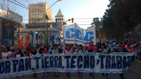 Grave ataque y amenazas a una mujer de una organización social