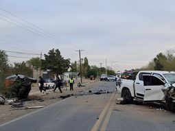 Dos personas murieron tras un fuerte choque sobre Ruta 22, en Plaza Huincul. Dos personas murieron tras un fuerte choque sobre Ruta 22, en Plaza Huincul.