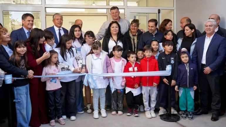 En el establecimiento&nbsp; se construyó un nuevo playón deportivo y una cancha de césped sintético.