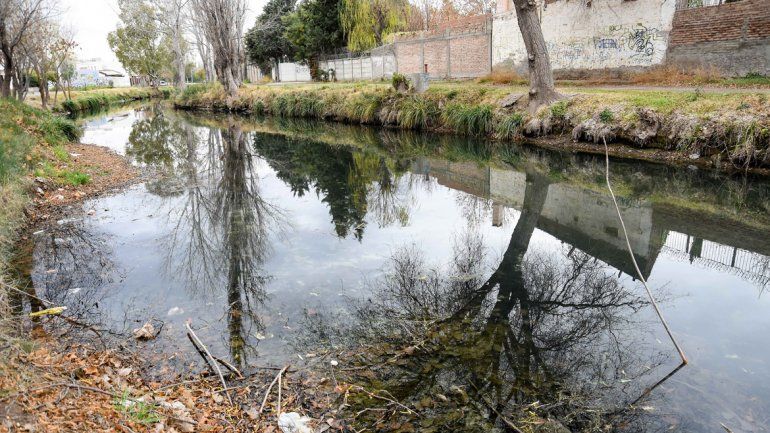 La política se desbordó por un caño cloacal del Durán