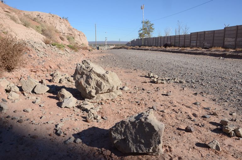 Algunos vecinos cruzan caminado por la calle y son asaltados. Algunos vecinos cruzan caminado por la calle y son asaltados.
