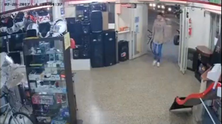 Así robaron una bicicleta en el centro de Centenario