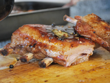 El pechito de cerdo a las brasas, una delicia para la mayor parte de los argentinos de buen comer.