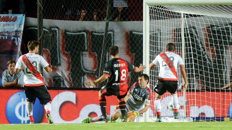 Colón goleó a River en Santa Fe