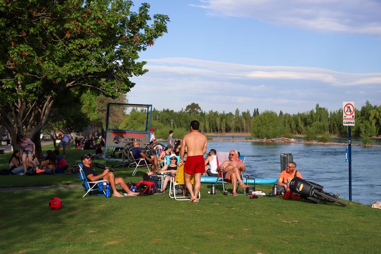 Nada detiene a los neuquinos a pesar del pronóstico de viento en Neuquén. Nada detiene a los neuquinos a pesar del pronóstico de viento en Neuquén.