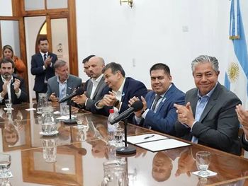 El gobernador Rolando Figueroa rubricó el convenio con funcionarios del Gobierno y empresarios de Vaca Muerta.