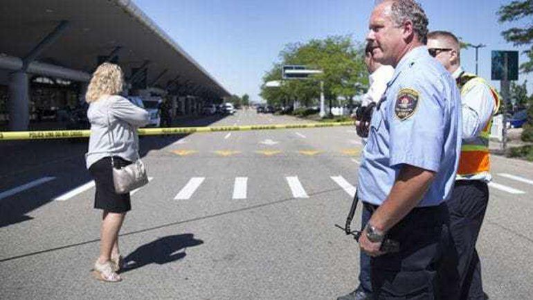 El atacante se abalanzó sobre el policía y lo acuchilló en el cuello.