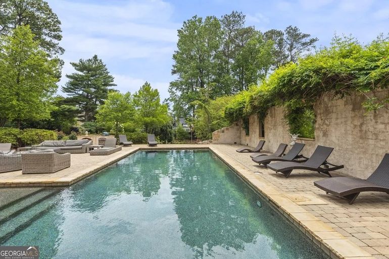 La mansión en la que se rodó la serie Cobra Kai fue noticia por su altísima tasación. La mansión en la que se rodó la serie Cobra Kai fue noticia por su altísima tasación.