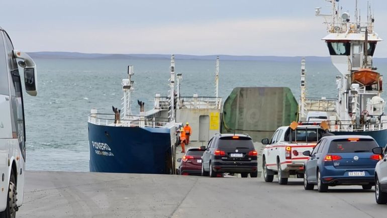 El cruce a Tierra del Fuego por agua y del lado de Chile, la única opción que hubo siempre para unir la isla con el continente. El cruce a Tierra del Fuego por agua y del lado de Chile, la única opción que hubo siempre para unir la isla con el continente.