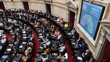 Los sueldos de Diputados y Senadores vuelven a quedar en el ojo de la tormenta. Los sueldos de Diputados y Senadores vuelven a quedar en el ojo de la tormenta.