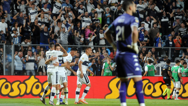 En un final dramático, Gimnasia le ganó a Racing en el Bosque