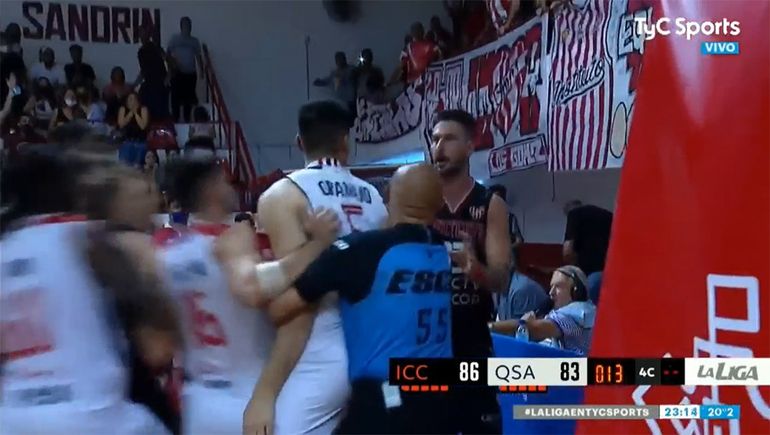 Picante final de partido en la Liga Nacional: dos jugadores terminaron a la piñas