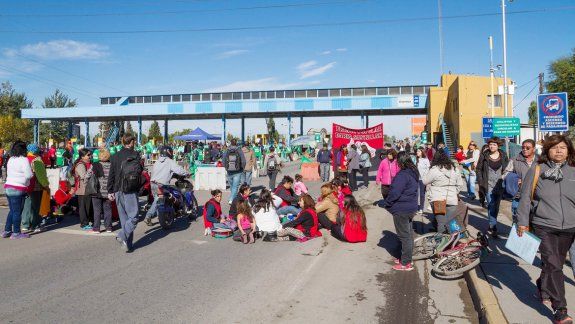 En Río Negro, la protesta fue en el puente con corte y caos. En Neuquén se bloqueó la calle Buenos Aires para hacer una radio abierta y movilización por las calles.