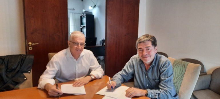 El intendente de San Patricio del Cañar, Leandro Bertoya, junto a Daniel Cortes, de la jefatura de departamento de los Centros de Formación Profesional Agropecuarios.