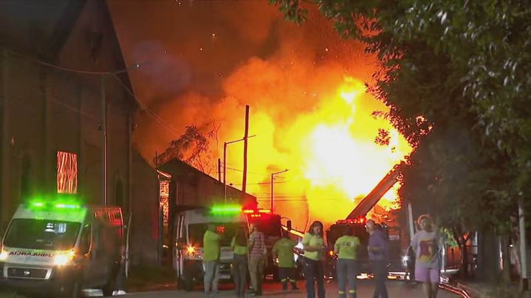 Las llamas se extendieron por todo el edificio. Las llamas se extendieron por todo el edificio.