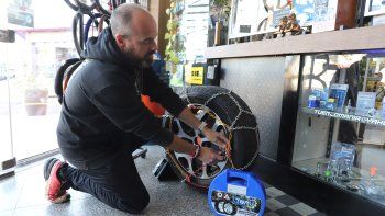 El local neuquino que desafía a la inflación y vende cadenas de nieve al mismo precio que en 2023