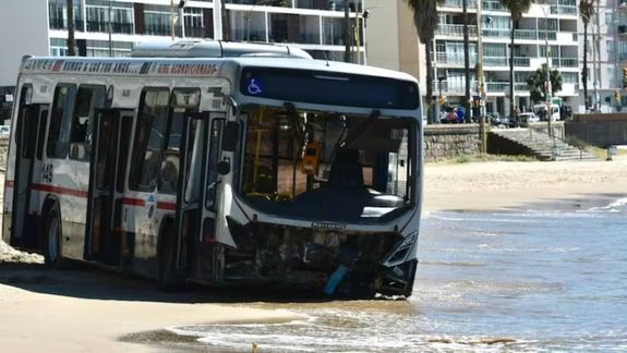 Tras el accidente, el colectivo terminó en la playa, hubo varios heridos, entre ellos el chofer. Foto: Google.