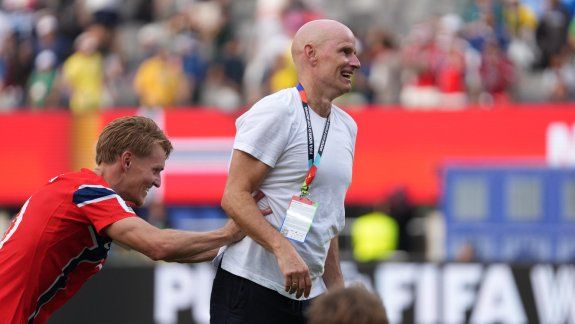 De estar 7 minutos muerto a eliminar a Brasil del Mundial: la historia del DT de Noruega.