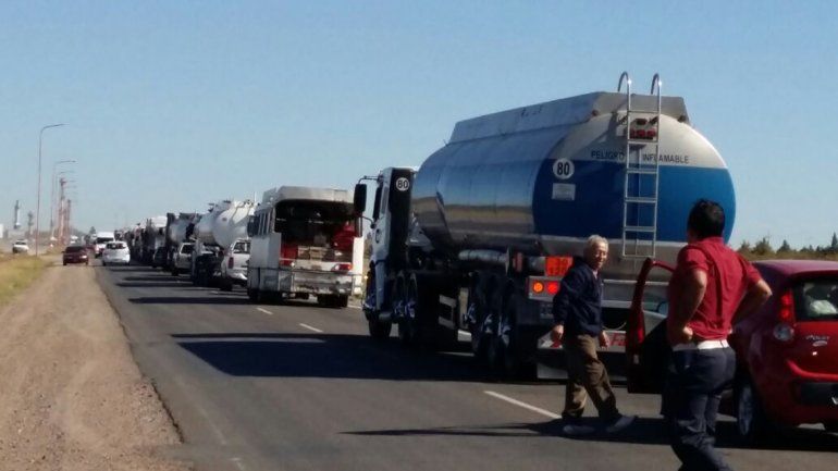 Trabajadores de Más Energía cortaron el tránsito en Cutral Co