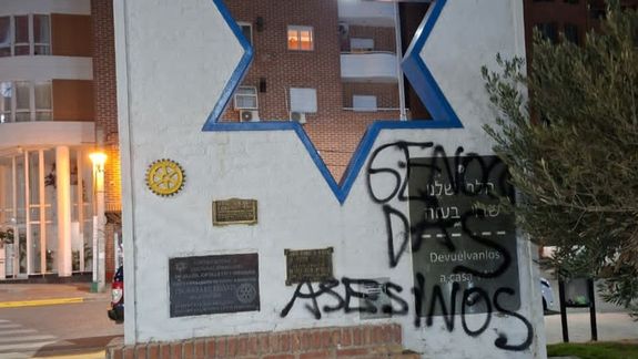 Vandalizaron el monumento al Estado de Israel en Neuquén: aparecieron pintadas y repudian un nuevo ataque