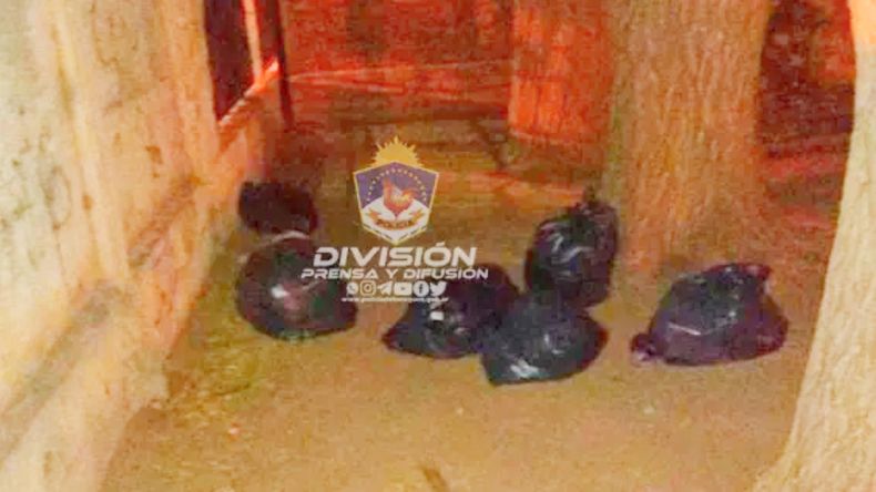 Robaron en una casa y tiraron el botín al patio de una escuela